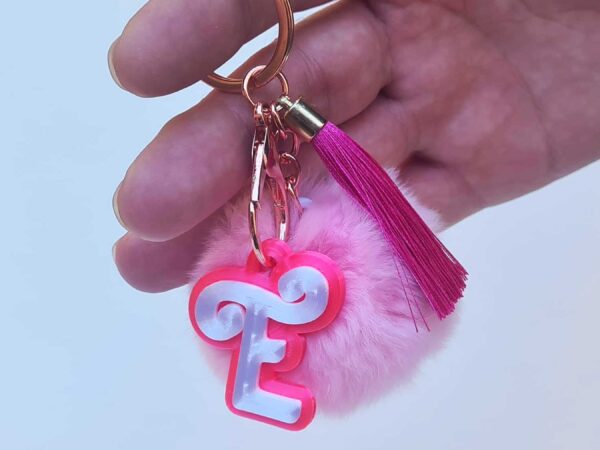 Llavero Personalizado Efecto Perla, con tu inicial, Estiloso en Rosa y Blanco con pompón. - Imagen 5