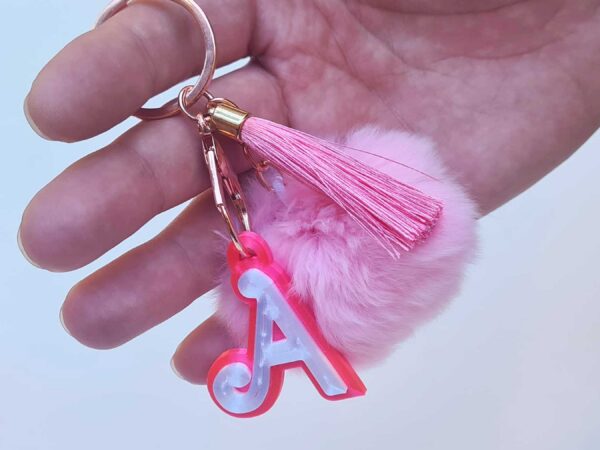 Llavero Personalizado Efecto Perla, con tu inicial, Estiloso en Rosa y Blanco con pompón. - Imagen 4