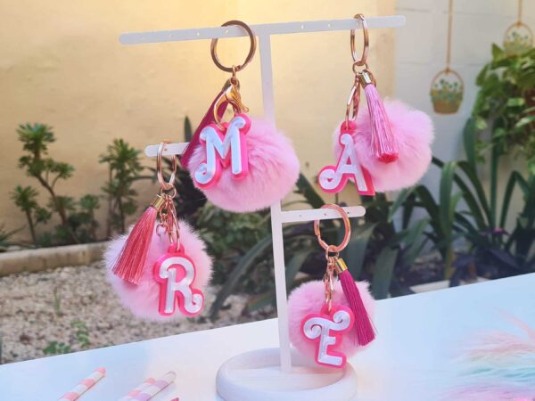 Llavero Personalizado Efecto Perla, con tu inicial, Estiloso en Rosa y Blanco con pompón. - Imagen 3