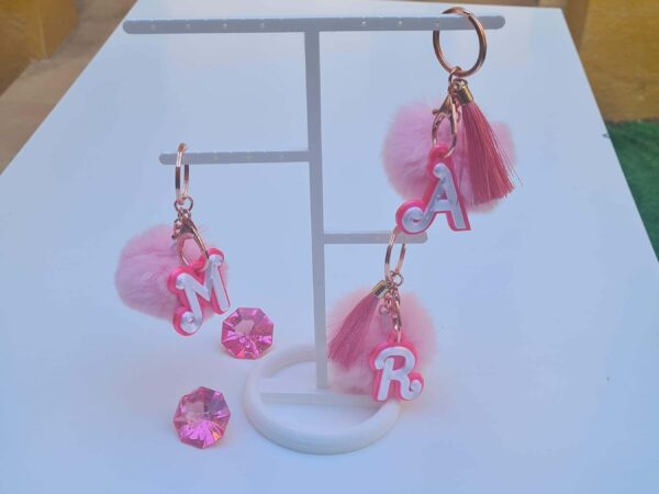 Llavero Personalizado Efecto Perla, con tu inicial, Estiloso en Rosa y Blanco con pompón. - Imagen 2