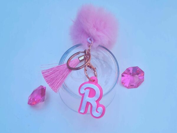 Llavero Personalizado Efecto Perla, con tu inicial, Estiloso en Rosa y Blanco con pompón.